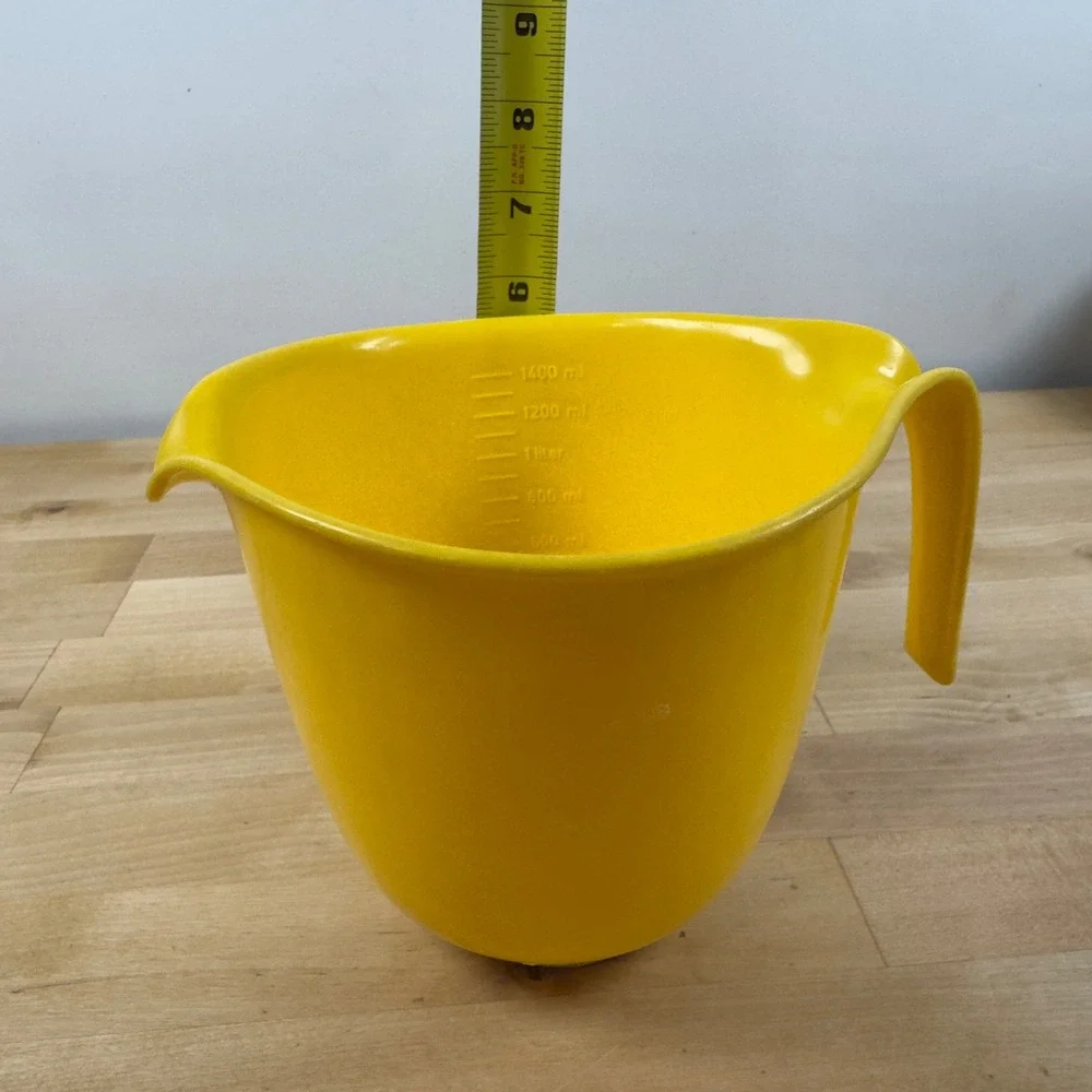 Vintage Rubbermaid 2661 Yellow Batter Mixing Bowl 1.4L Pour Spout Handle Retro